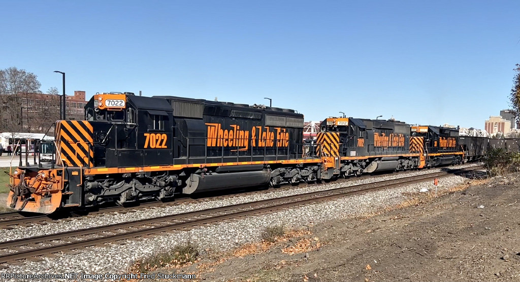 WE 7022 & Co. shove back to the Wheeling Connection.